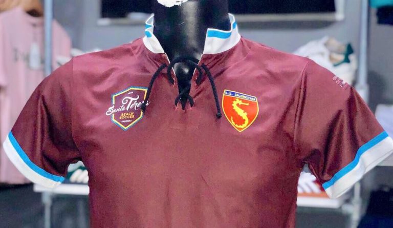 Salernitana, presentata la maglia per la festa del centenario