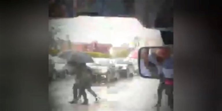 Battipaglia: vigilessa aiuta bambini ad attraversare sotto la pioggia