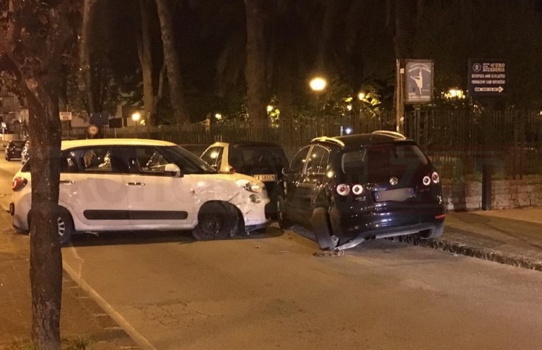 Cava de’ Tirreni, auto si schianta contro una vettura in sosta