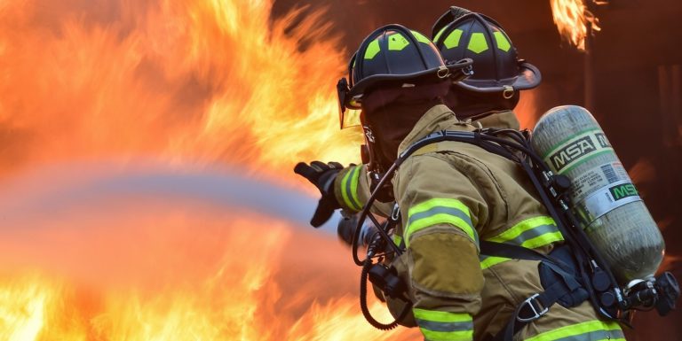 A2 del Mediterraneo, paura tra Padula e Lagonegro: auto avvolta dalle fiamme