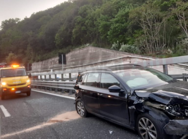 Salerno, maxi scontro allo svincolo di Fratte: coinvolti cinque mezzi