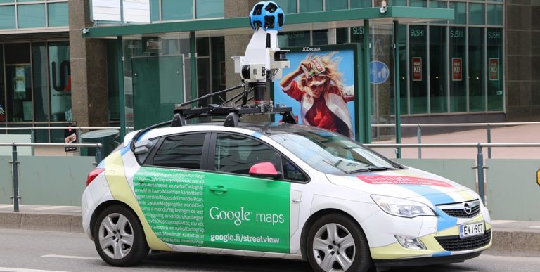 Salerno, l’auto di Google Street View in giro nel giorno di Pasquetta