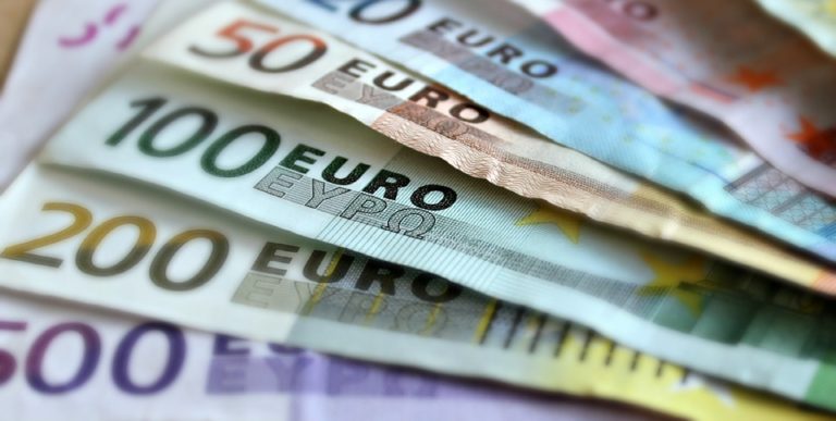 Compra Gratta e Vinci da 5 euro e ne vince 100 mila, la dea bendata bacia Salerno