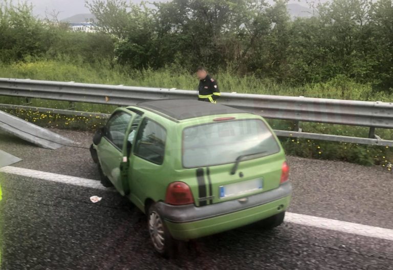 Montecorvino Pugliano, auto finisce contro guardrail