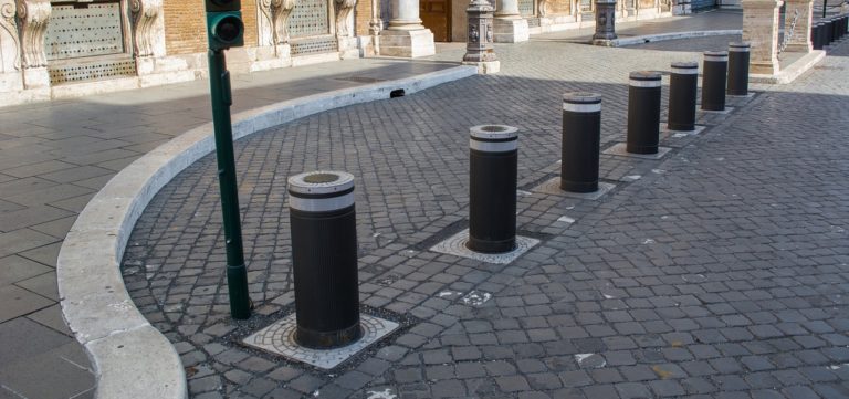 Salerno: paletti dissuasori, la proposta di Ventura contro la sosta selvaggia Salerno: paletti dissuasori, la proposta di Ventura contro la sosta selvaggia