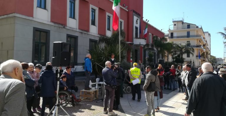 Battipaglia: manifestanti in piazza contro l’incremento del costo della Tari