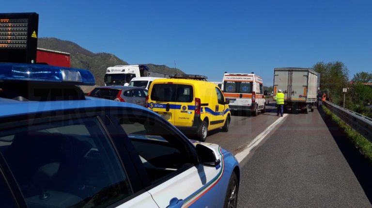 Incidente lungo la Salerno-Avellino, camion finisce fuori strada
