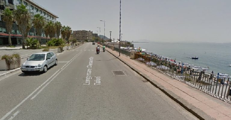 Salerno: furgone perde il controllo e finisce sul marciapiede del Lungomare