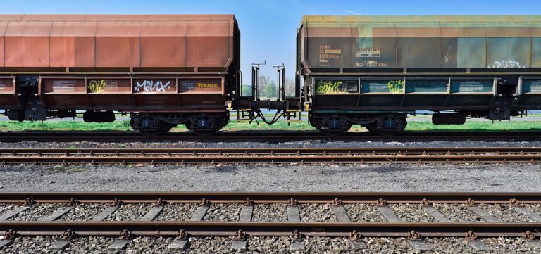 Salerno, un treno merci fermo sui binari crea disagi ai pendolari