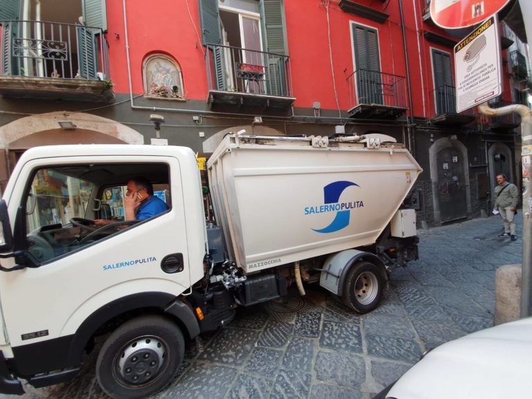 Salerno, individuato il responsabile dell’abbandono dei rifiuti in via Antica Corte