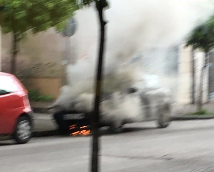 Battipaglia, auto in fiamme nel centro: apprensione in via Roma