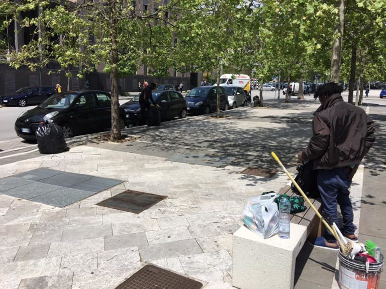 Salerno, l’audace storia di John Tury: “ripulisco le strade per vivere”