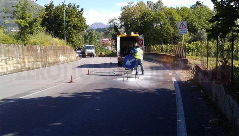 San Cipriano Picentino: autobus perde olio in strada, traffico in tilt