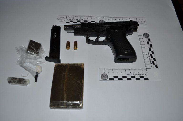 Battipaglia: arrestato un pregiudicato trovato in possesso di armi e droga