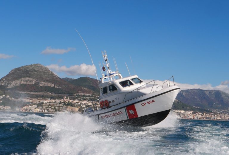 Catamarano in difficoltà nelle acque di Salerno: salvataggio della Guardia Costiera