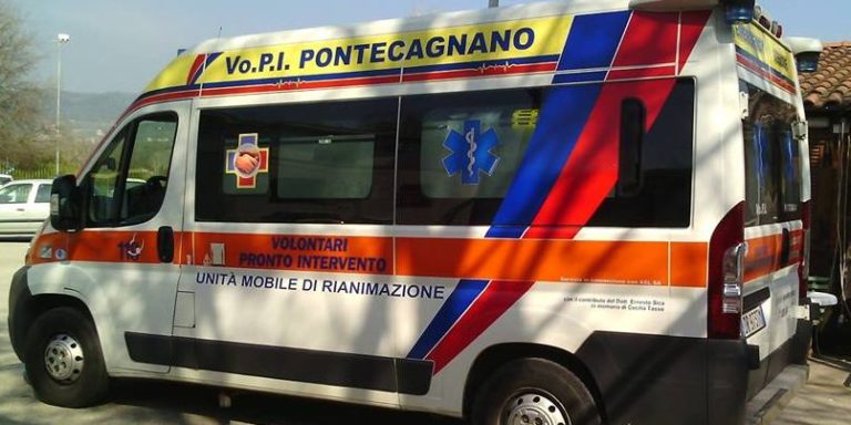 Salerno, auto sbanda e si ribalta contro altre auto parcheggiate