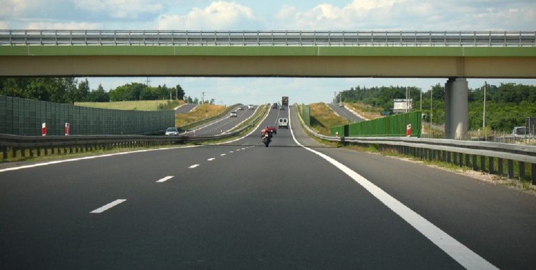 Autostrada A2: fermati due turisti che camminavano tra due svincoli