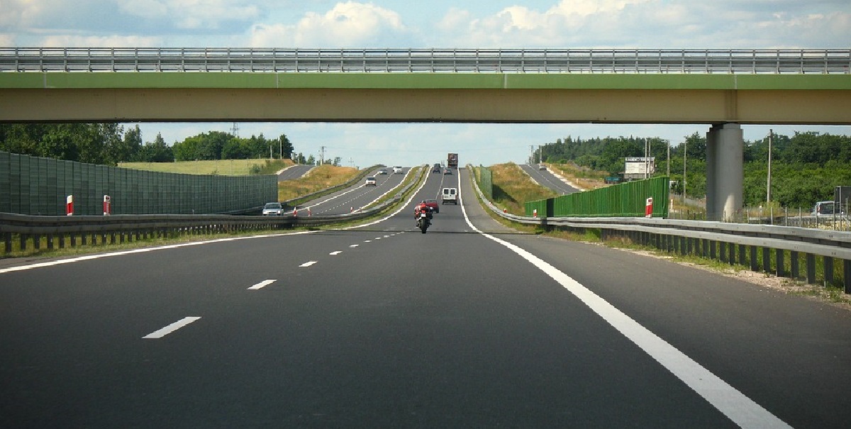 Autostrada A2: fermati due turisti che camminavano tra due svincoli ...