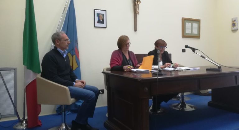 Cecilia Francese in conferenza stampa per discutere del bilancio comunale