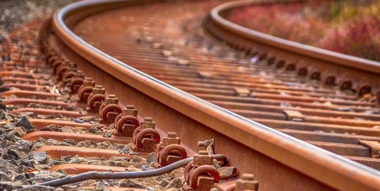 Cava, 23enne salva la madre seduta sui binari del treno