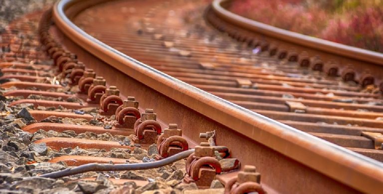 Pagani, uomo trovato morto sui binari della stazione