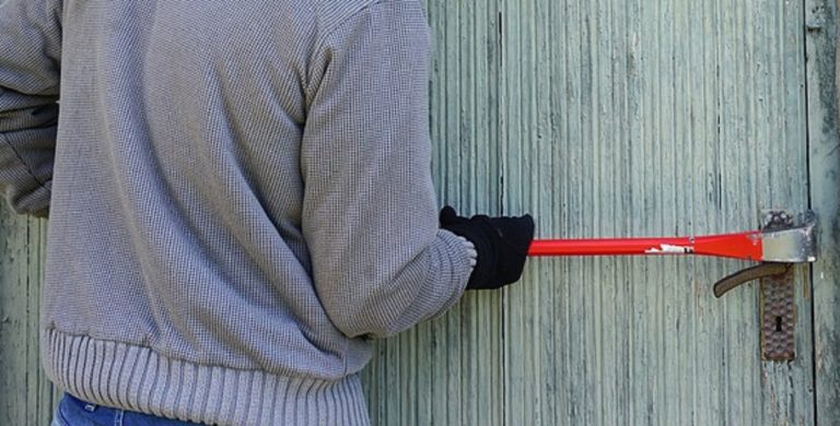 Polla, ladri in azione in un bar-tabacchi