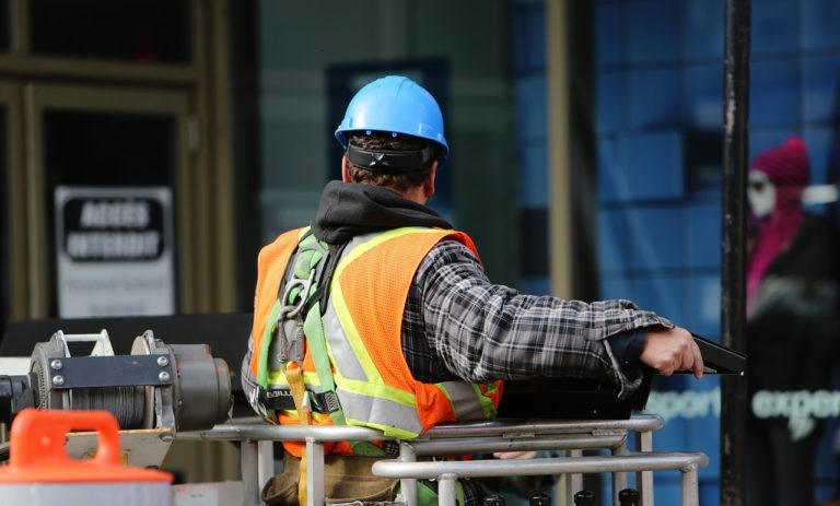 Incidente sul lavoro a Nocera Superiore, operaio perde un dito