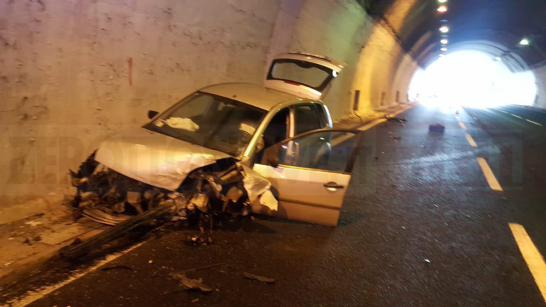 Incidente lungo la Caserta-Roma, auto si schianta contro guard rail nei pressi di Mercato San Severino