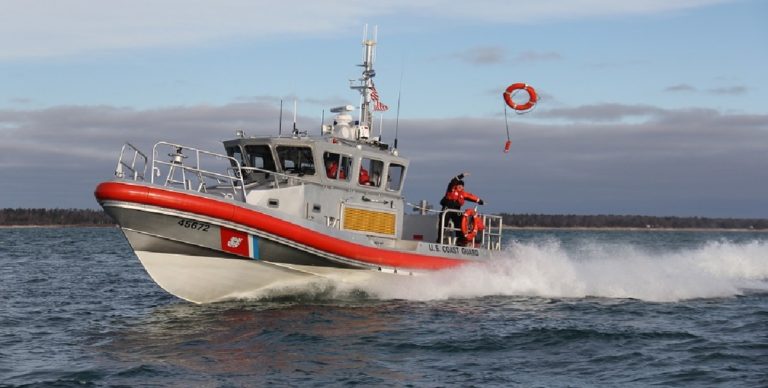 Camerota, cade dalla barca a un miglio dalla costa: salvato dalla Guardia Costiera