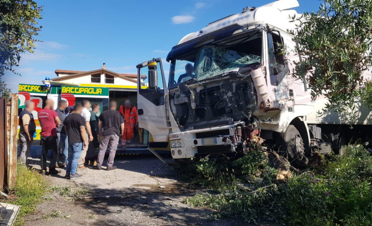 Bellizzi, camionista accusa un malore: impatta contro auto e recinzione