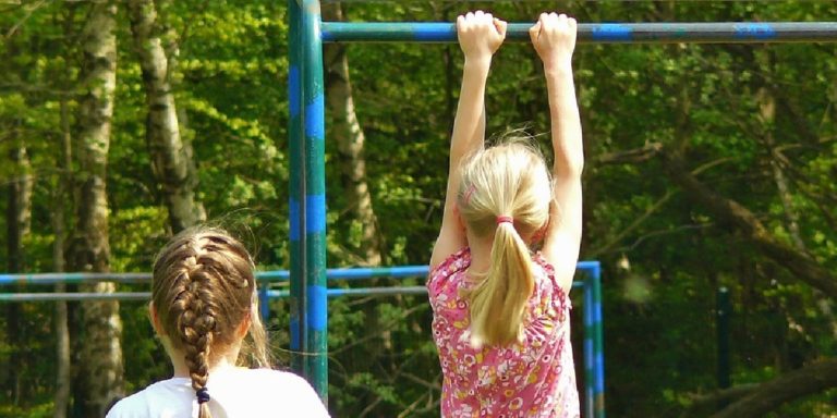 Tenta di adescare minore al parco giochi: denunciato 35enne del Cilento