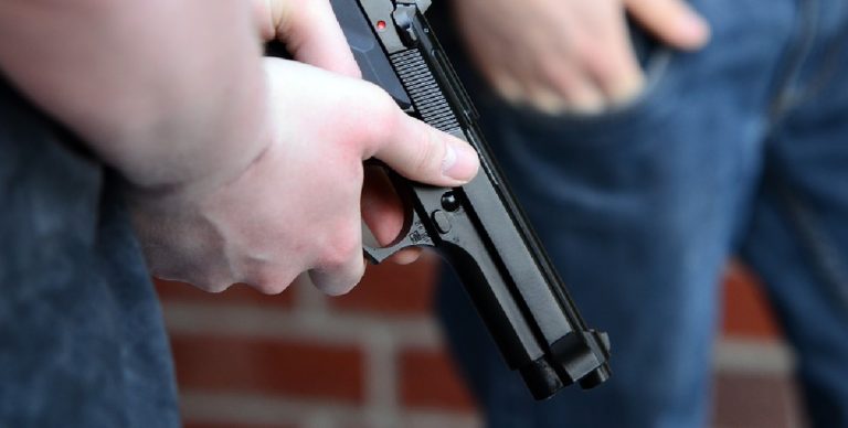 Salerno, baby gang su motorini spara colpi di pistola: indaga la scientifica