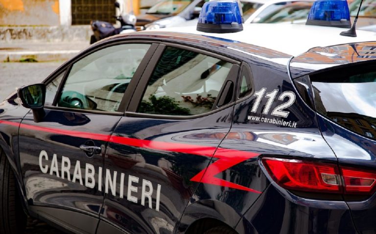 Salerno, fermato uomo che fotografava sotto le gonne