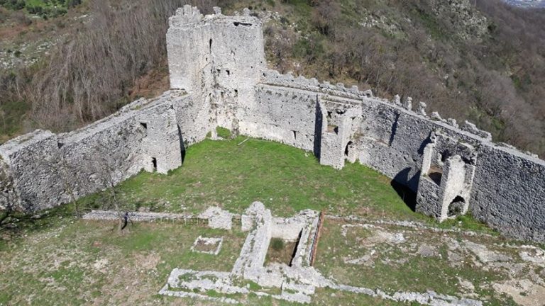 Completate le opere di pulizia al “Castello di Mercato San Severino”