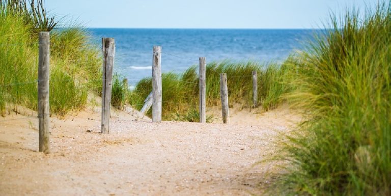 Camerota, masso cade sulla spiaggia: ferito un turista