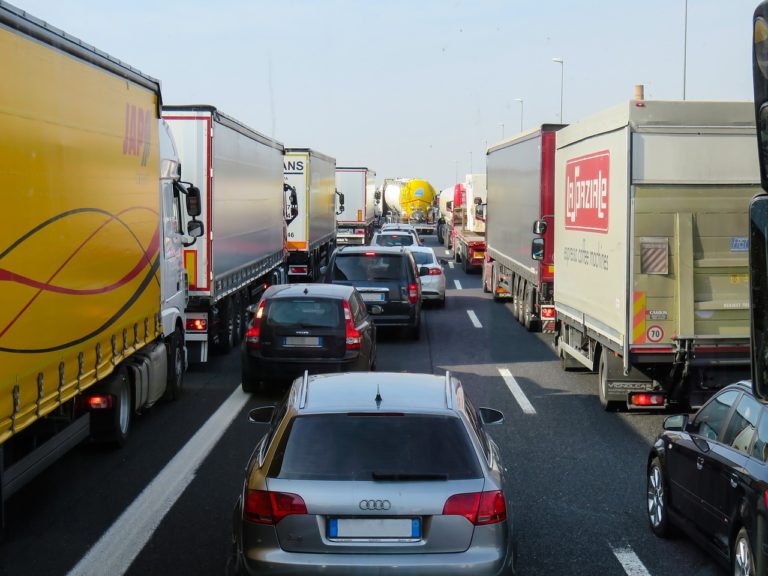 Salerno, camion perde carico in Tangenziale: traffico in tilt