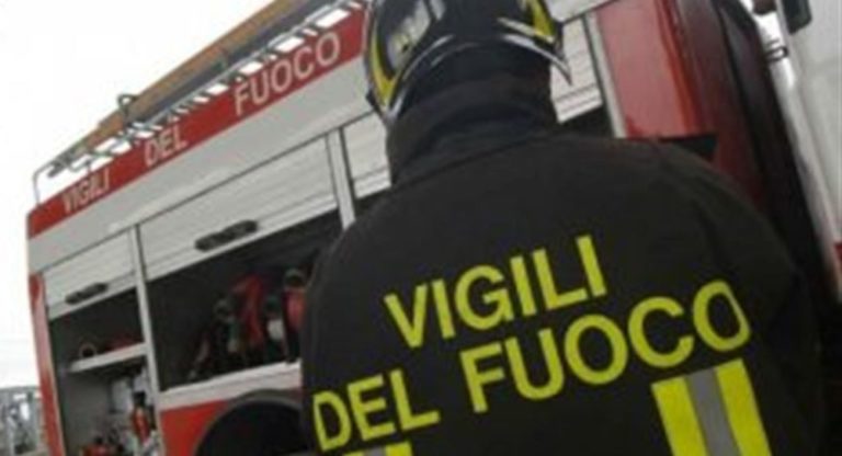 Cilento, incendio nei pressi dell’autostrada a Polla