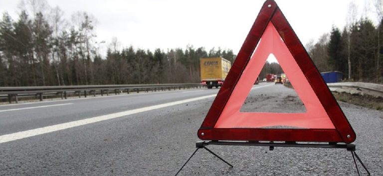 Cilentana, auto si ribalta dopo essere finita fuori strada