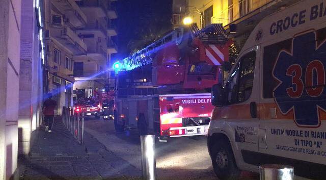Incendio in un appartamento in via Santi Martiri Salernitani: in azione i Vigili del Fuoco