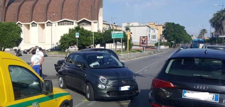 Salerno, incidente sul lungomare: coinvolte due auto