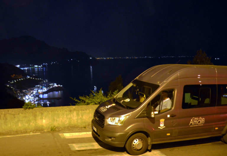 Il Comune di Amalfi attiva il mini bus notturno per le frazioni