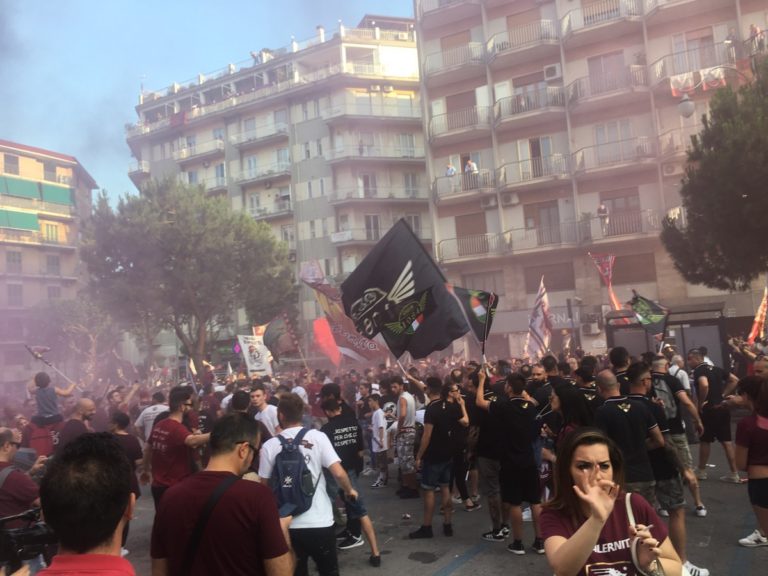 Salerno, un fiume di gente in piazza per il centenario della Salernitana