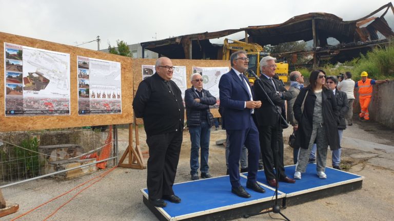 Rioni collinari, al via ai lavori di riqualificazione: si parte con la demolizione dei prefabbricati in via Postiglione