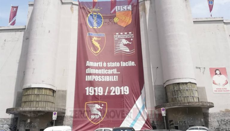 Salernitana, il bandierone al Vestuti per il centenario: “Amarti è stato facile, dimenticarti impossibile”