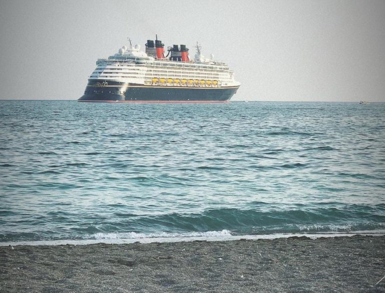 La nave “Disney Magic” arriva al porto di Salerno