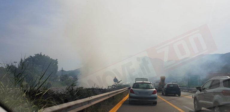 Incendio lungo il raccordo Salerno-Avellino: lunghe code