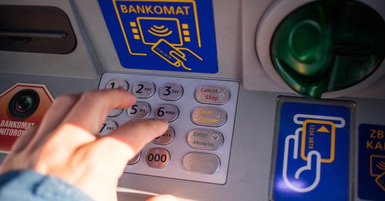 Scafati: due giovani rubano bancomat e prelevano soldi