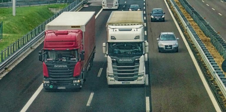 Incidente lungo l’autostrada A2 a Salerno: camion finisce contro guardrail