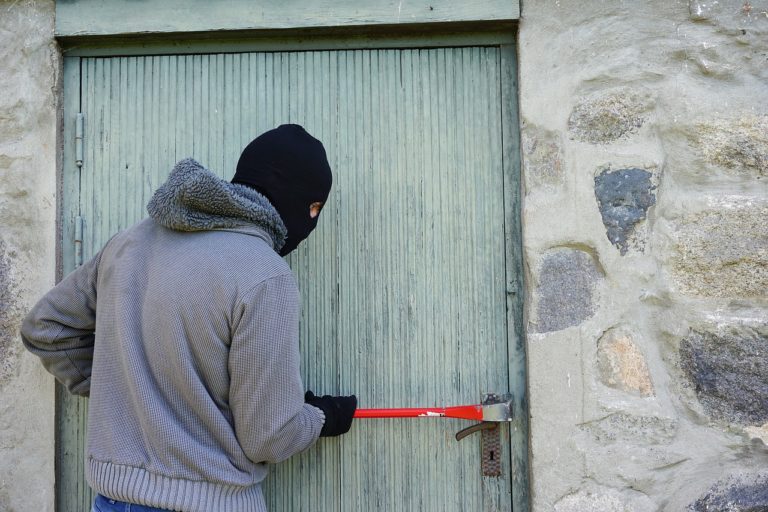 Battipaglia, furti in due abitazioni durante la notte