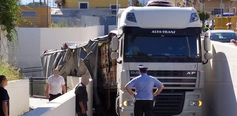 Pontecagnano Faiano: camion bloccato al sottopasso di Via Torino